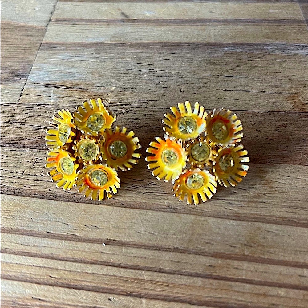 Vintage 1970 Daisies Cluster Gold Clip On Earrings mod hippie